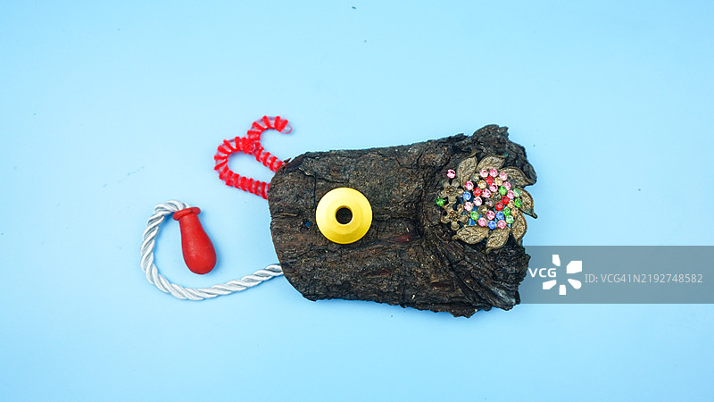 用软木和珠子制作的变色龙头的幻觉现象图片素材