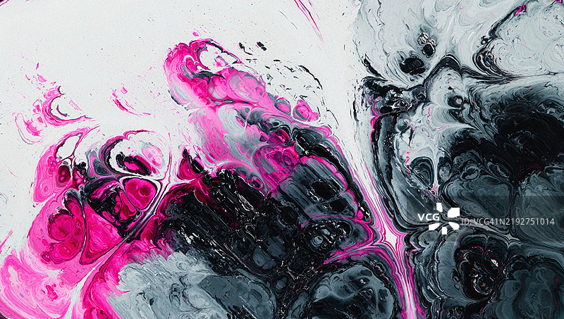 充满活力的抽象流体艺术，粉色与黑色漩涡。动态的抽象艺术作品展示了生动的粉色和黑色流体漩涡，与白色交融，呈现出迷人而现代的美感。图片素材