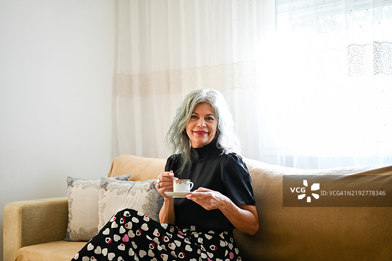 老年女性在喝茶。图片素材