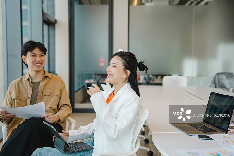 工程师团队正在进行关于清洁能源的研讨会。图片素材