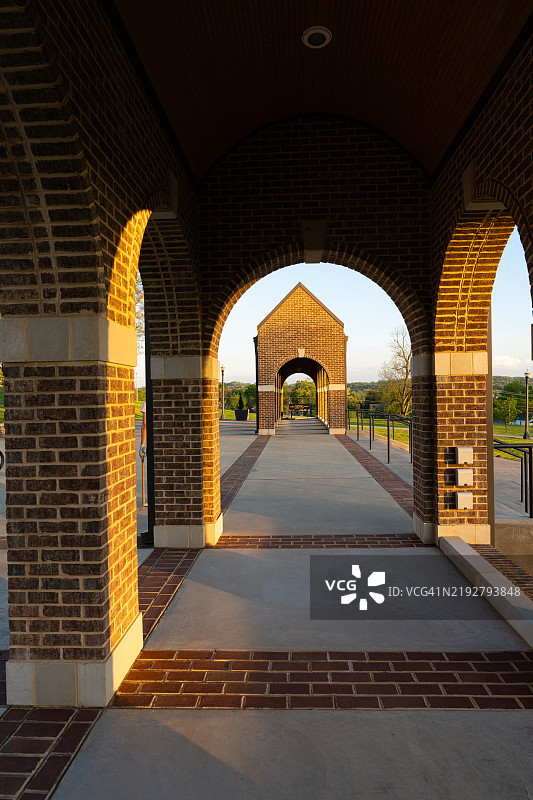历史悠久的莫里斯敦学院的砖柱廊图片素材