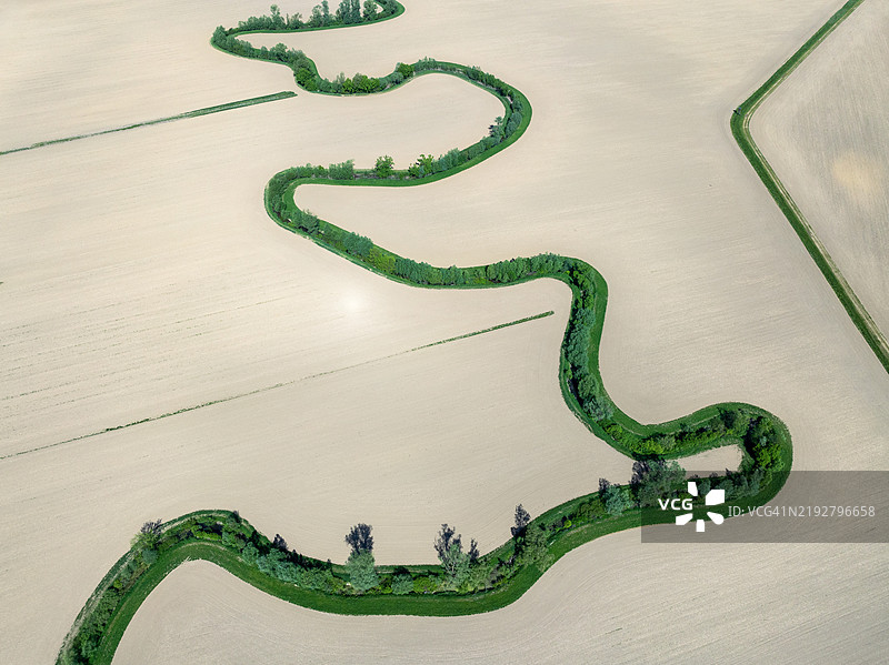 田野中的河流图片素材