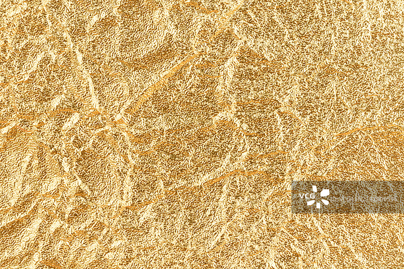 金色皱纹纸质感的背景俯视图。图片素材