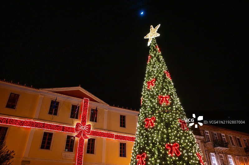 从低角度看希腊纳夫普利奥市政厅前的圣诞树图片素材