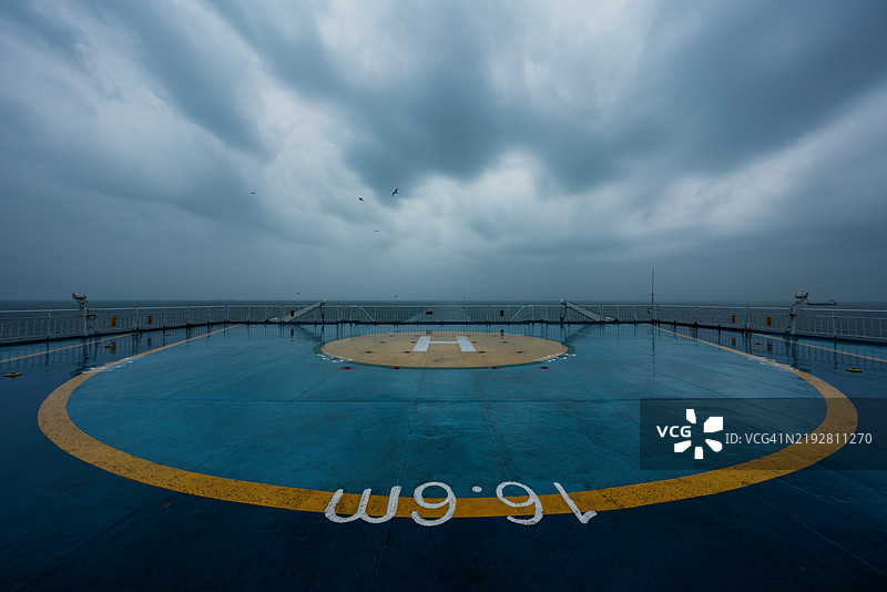 船甲板上的直升机停机坪图片素材