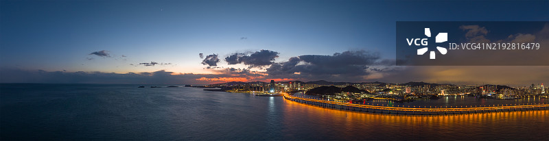 日落时分的海岸线全景城市风光图片素材