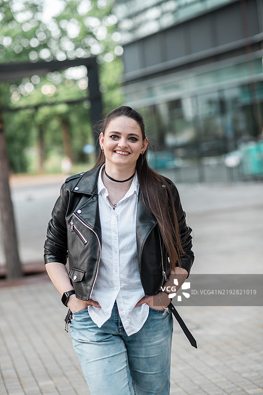 自信女性拥抱现代城市生活与理想图片素材