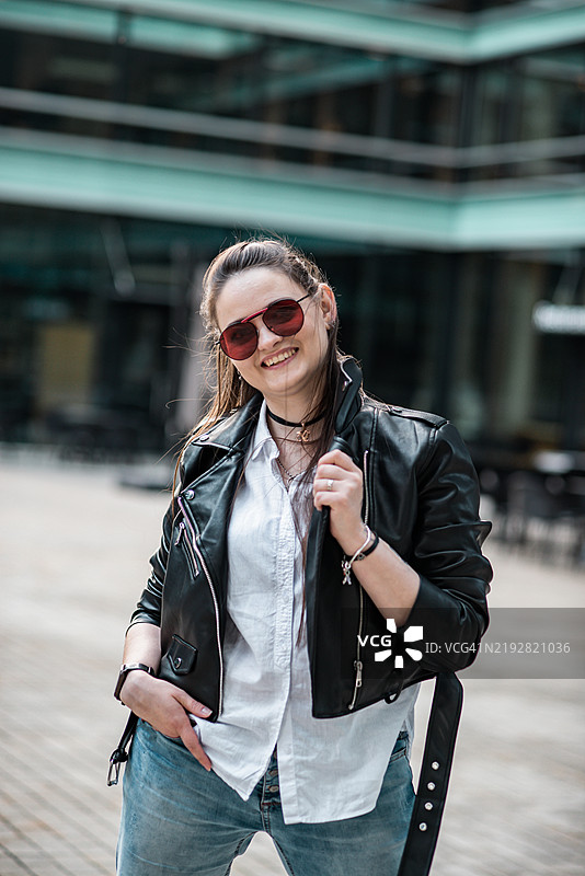 自信女性拥抱现代城市生活与理想图片素材