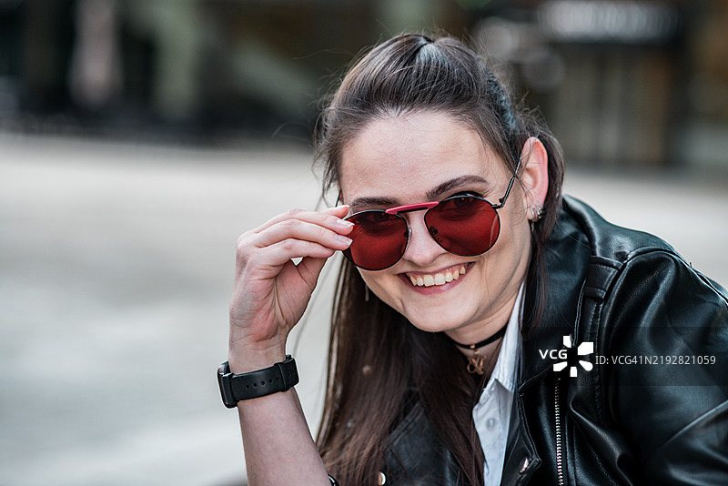 自信的女商人在大城市：拥抱自由，建立成功的职业，享受幸福和独立的生活图片素材