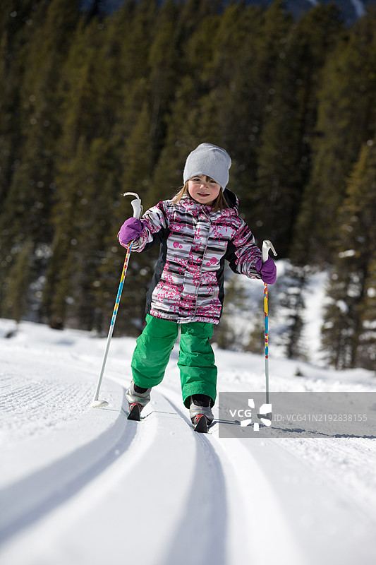 小越野滑雪女孩图片素材