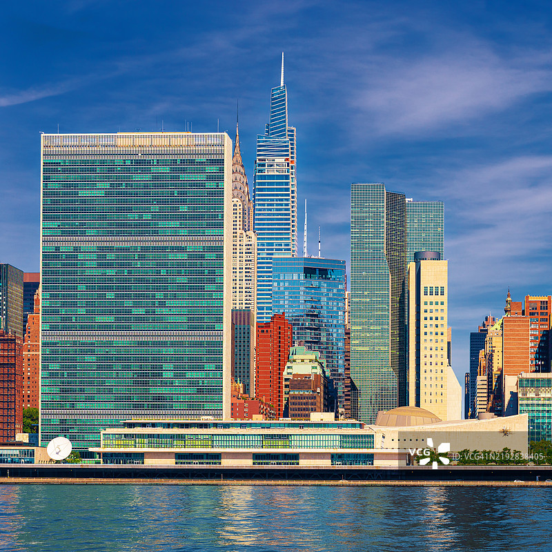 纽约美国联合国大厦、克莱斯勒大厦及曼哈顿东侧摩天大楼的清晨景色。图片素材