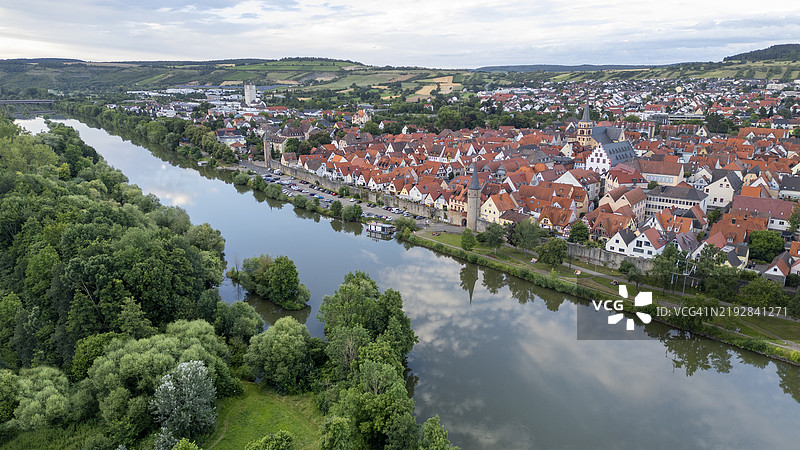 德国卡尔施塔特及美因河的全景视图图片素材