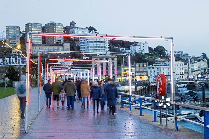 黄昏时分的托基灯火辉煌图片素材