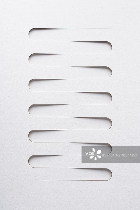 白纸上的波浪线切割图片素材