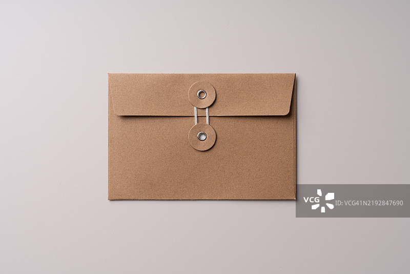 米色背景上的棕色马尼拉信封图片素材