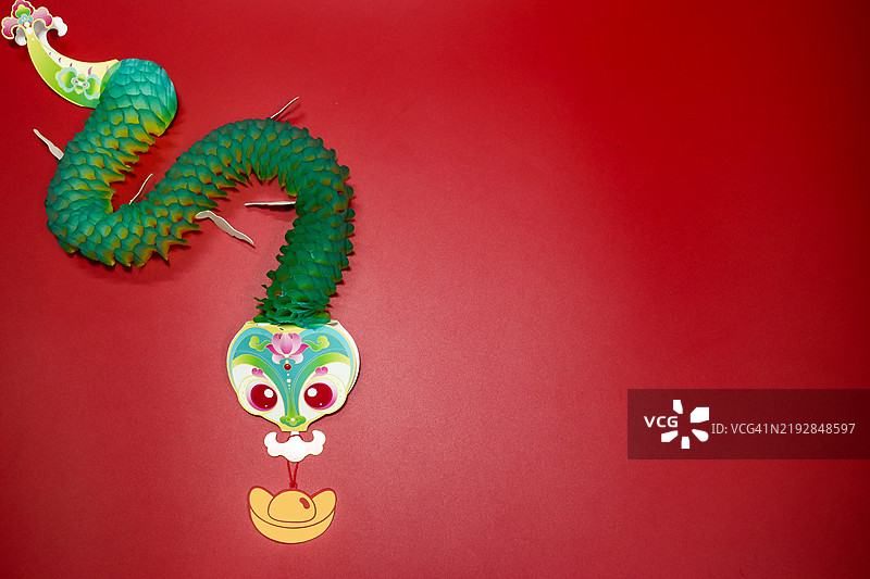 红色背景上的生肖和亚洲农历新年装饰图片素材