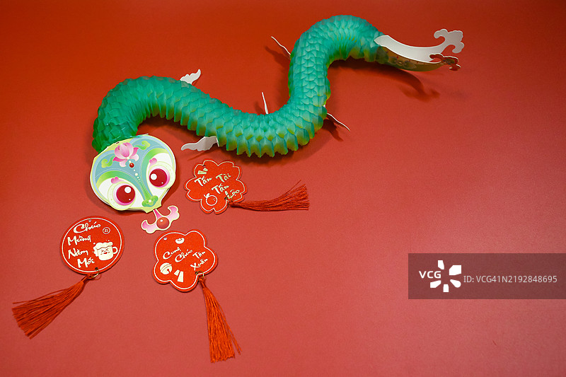 红色背景上的生肖和亚洲农历新年装饰图片素材