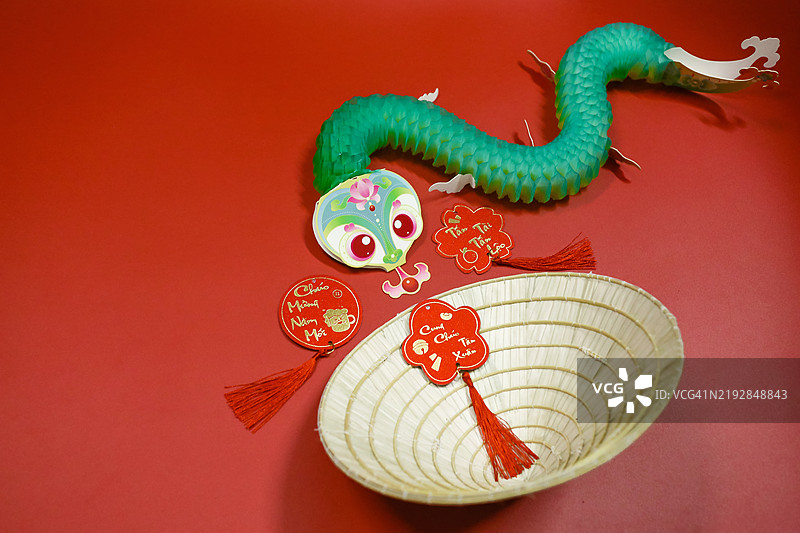 红色背景上的生肖和亚洲农历新年装饰图片素材