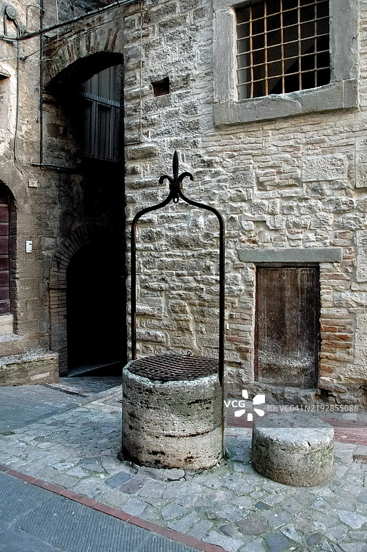 托迪 - 中世纪的井与罗马蓄水池。图片素材
