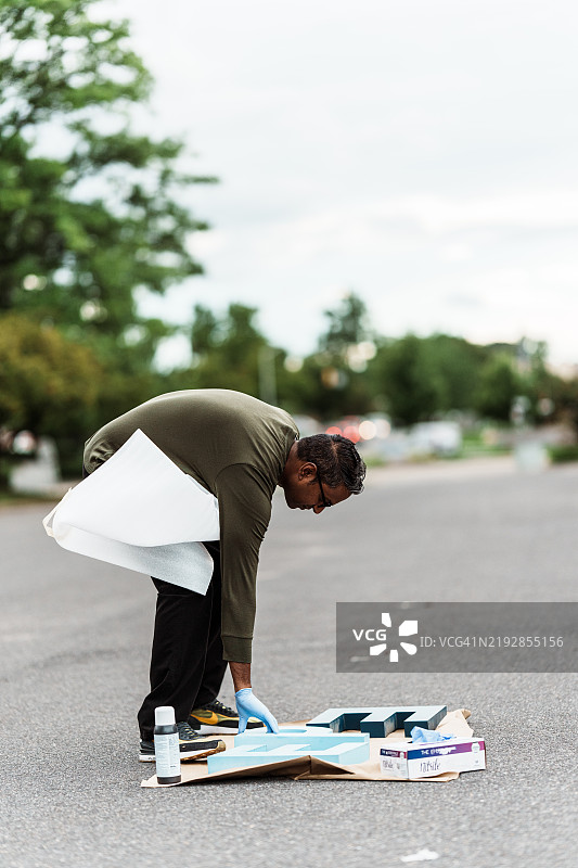艺术家在街头户外创作作品图片素材