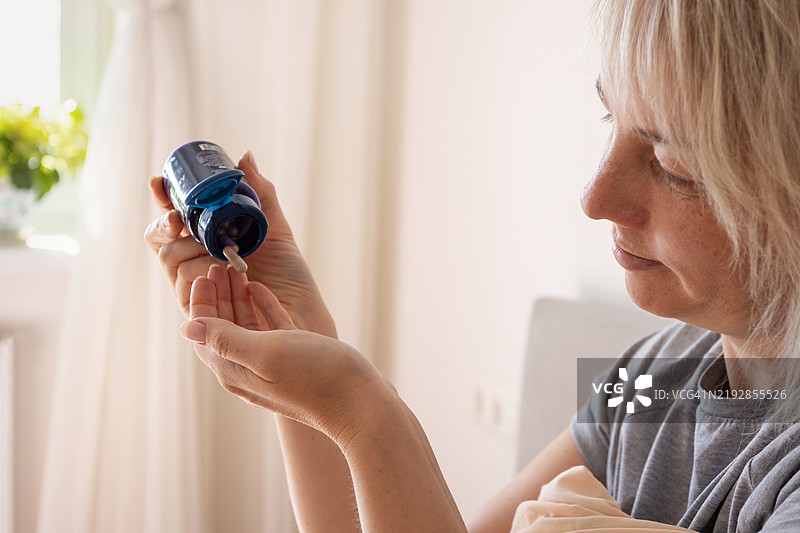 平衡健康与正念的日常补充剂图片素材