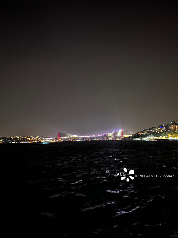 夜晚的伊斯坦布尔，土耳其，灯火辉煌的城市景观图片素材