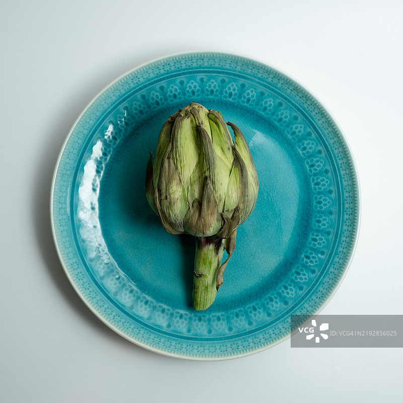 乌克兰的盘子上的朝鲜蓟静物画图片素材