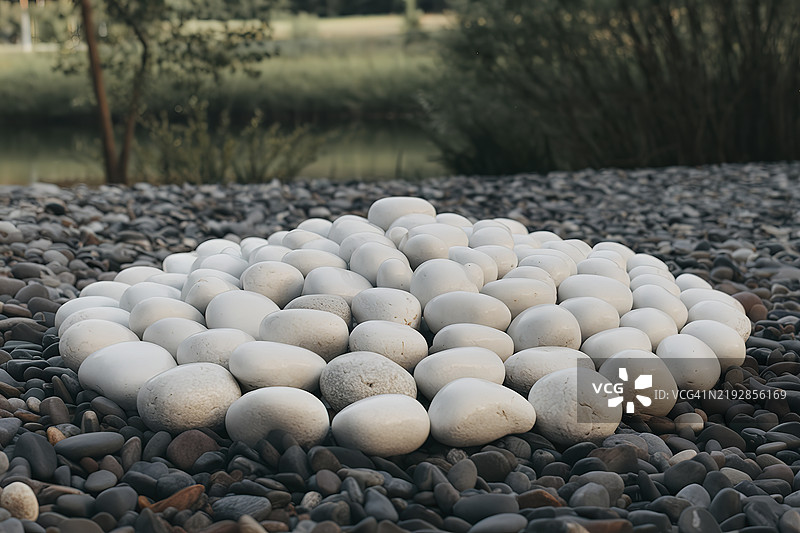 一组形状光滑、圆润的不同大小和颜色的石头照片图片素材