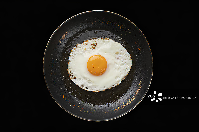 煎锅中的煎蛋照片图片素材
