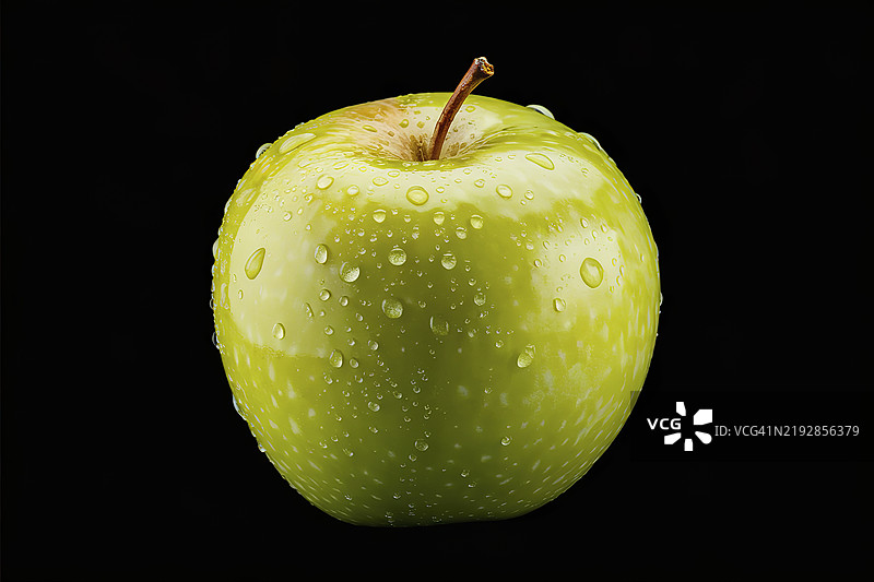 一张黑色背景上带有水滴的绿色苹果照片图片素材