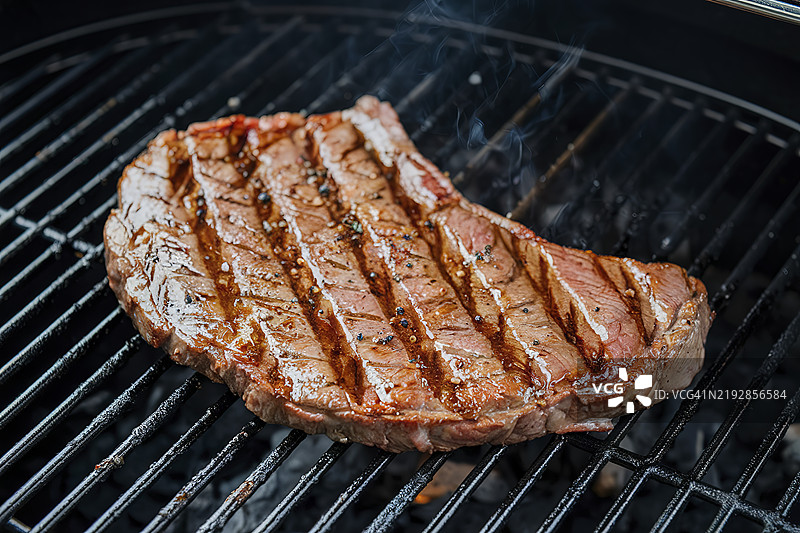 一张在烤架上烤制的马切特裙牛排的照片图片素材