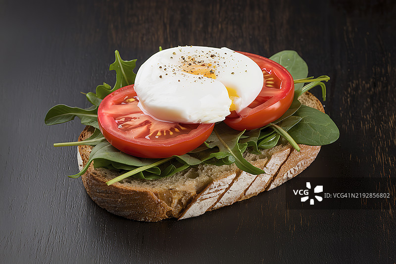 健康的素食开放式三明治，配有全麦面包、新鲜绿叶蔬菜、西红柿和水煮蛋图片素材