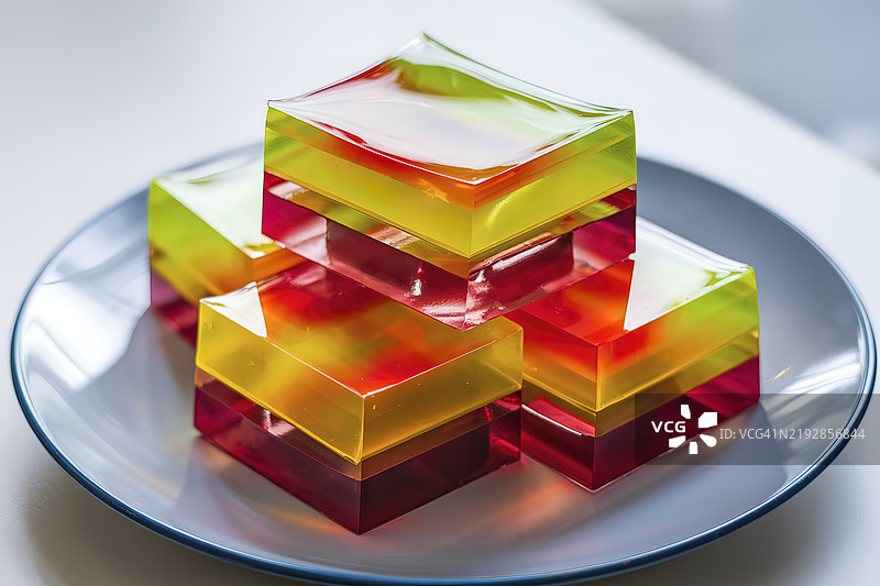一盘色彩鲜艳、透明、分层的明胶立方体照片图片素材