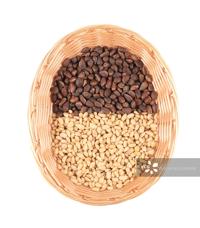 白色背景下，篮子里的咖啡豆俯视图图片素材
