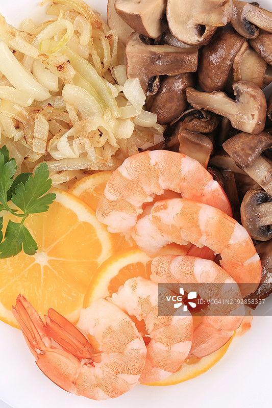 虾和蘑菇配柠檬片图片素材