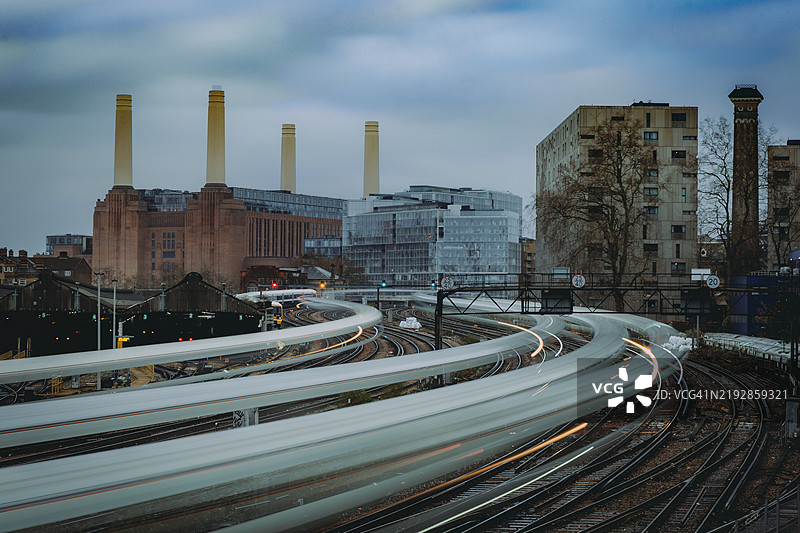 城市中铁路轨道的高角度视图图片素材