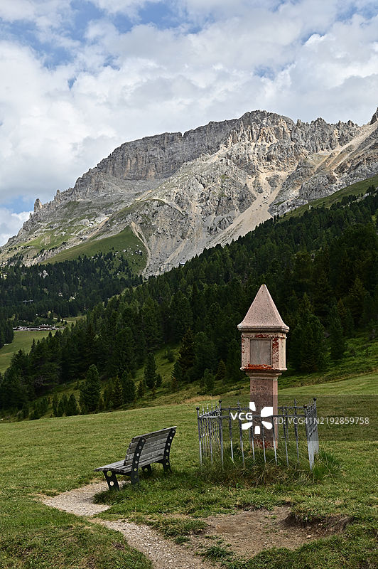 田野与天空的美丽景色图片素材
