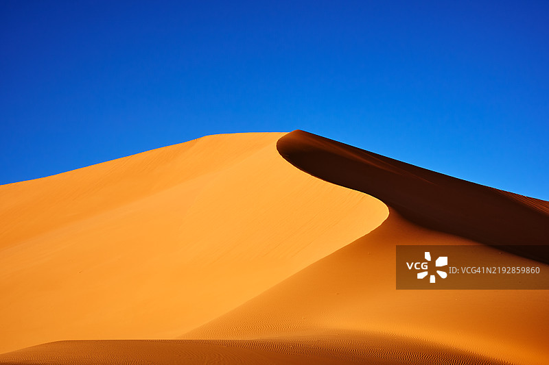 沙漠在晴朗蓝天下的美丽景色图片素材