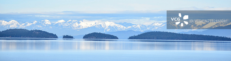 蒙大拿州的湖泊和山脉美景，背景是天空，美国图片素材