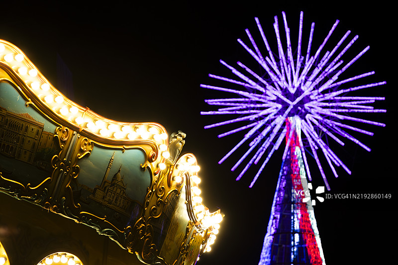 维戈街道上的圣诞灯饰图片素材