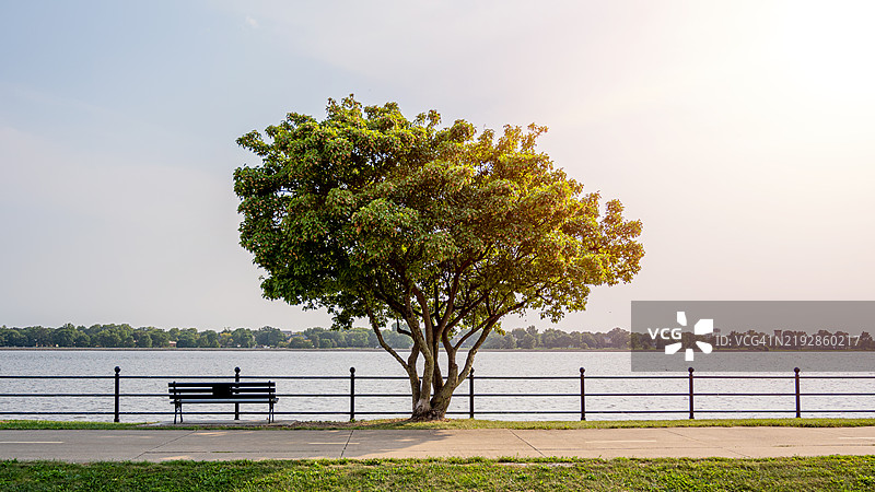 湖边的树木与天空，爱荷华州，美国图片素材