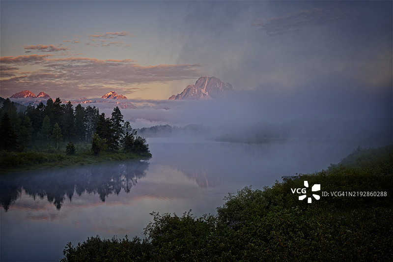 黄石国家公园日落时分湖泊与天空的美丽景色，怀俄明州，美国图片素材