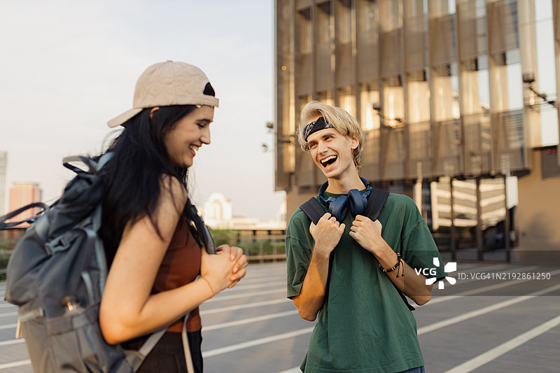 两个快乐的朋友在户外享受轻松的时刻图片素材
