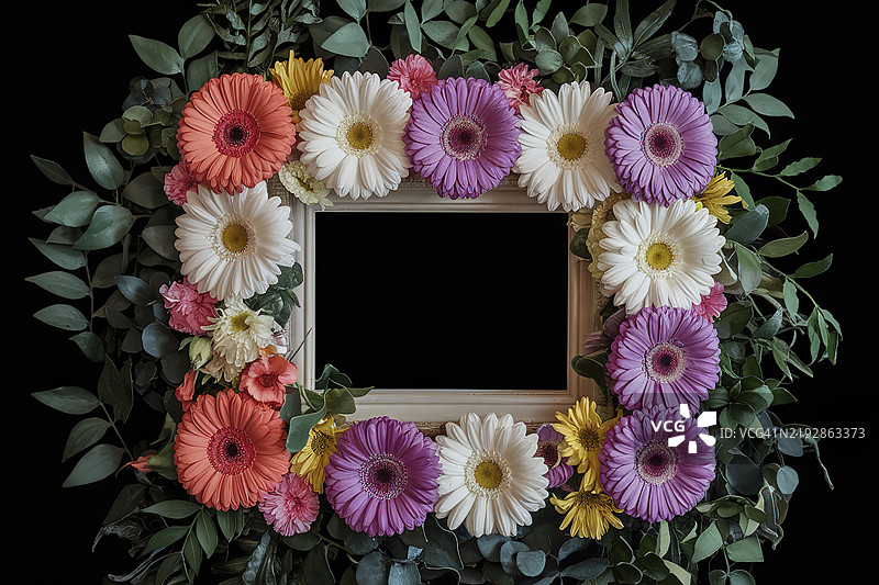 一张装饰着鲜艳花朵和绿色叶子的矩形框架的照片图片素材