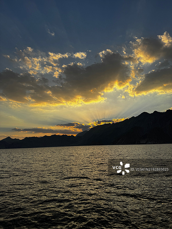 日落时分，穆桑达姆，阿曼，海洋与天空的美丽景色图片素材