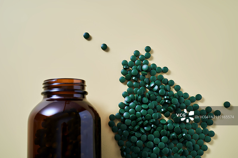 高角度视图的胶囊和桌子上的瓶子图片素材
