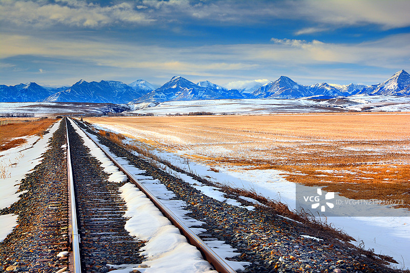 雪山与天空的美丽景色图片素材
