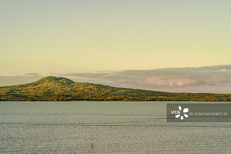 日落时分海面与天空的美丽景色图片素材