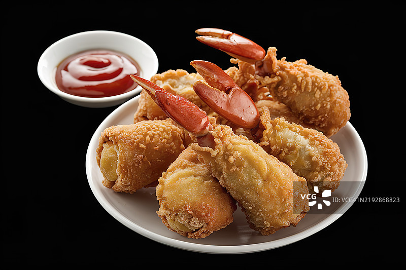 一盘金黄色、酥脆的面包炸蟹肉卷图片素材