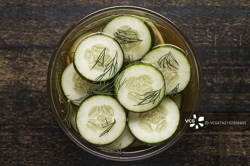 一碗腌黄瓜，配有莳萝和大蒜的照片图片素材